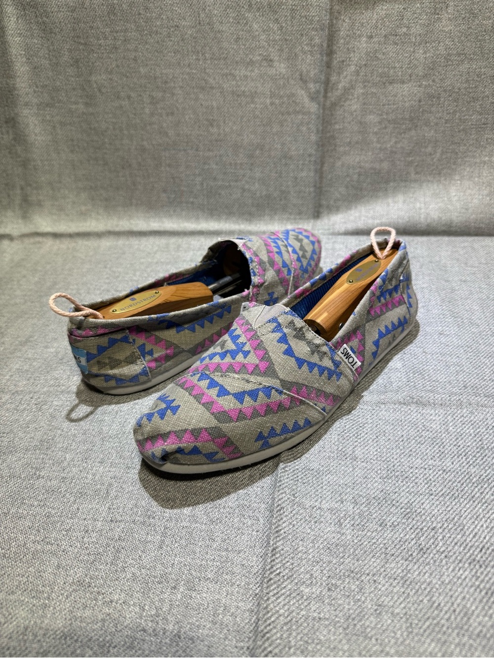 TOMS Slip On Flats Women’s 8.5 Gray Blue Pink Tribal Print Casual Shoes